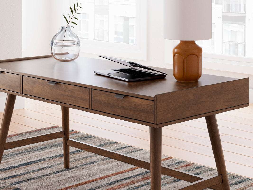 H615-44 - Desk (Brown) (HH)
